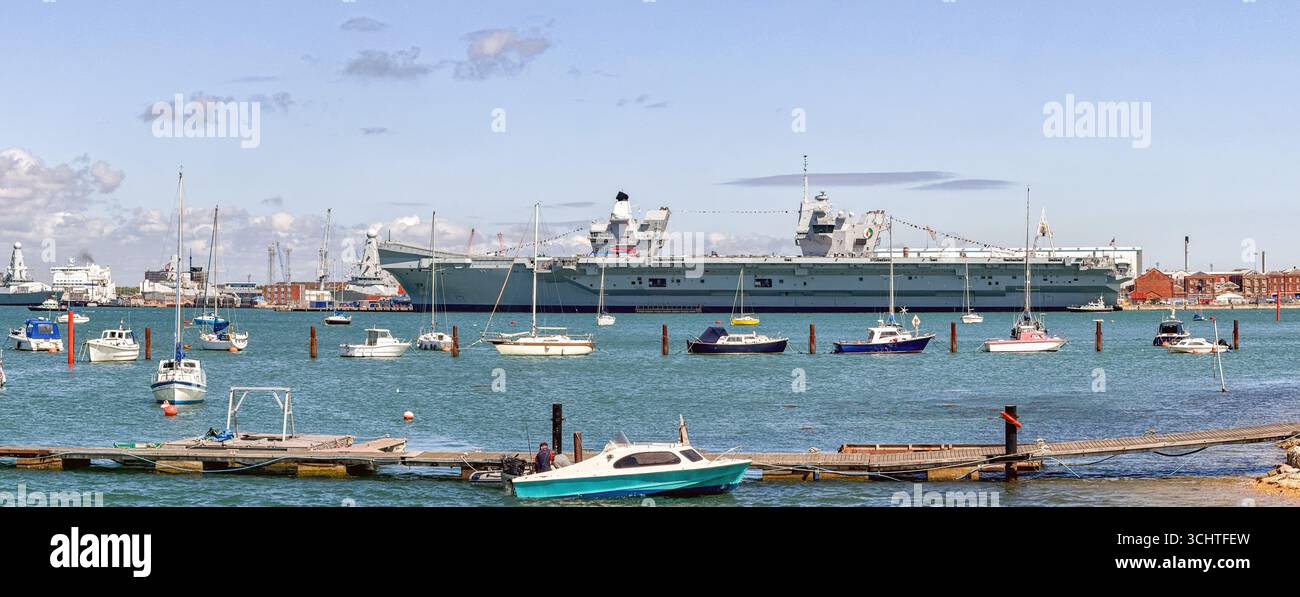 Gosport, Hampshire, Angleterre, Royaume-Uni - 28 juin 2025 : vue panoramique de la marina de Gosport avec le porte-avions de la Royal Navy HMS Queen Elizabeth - Image de stock capturée avec un smartphone