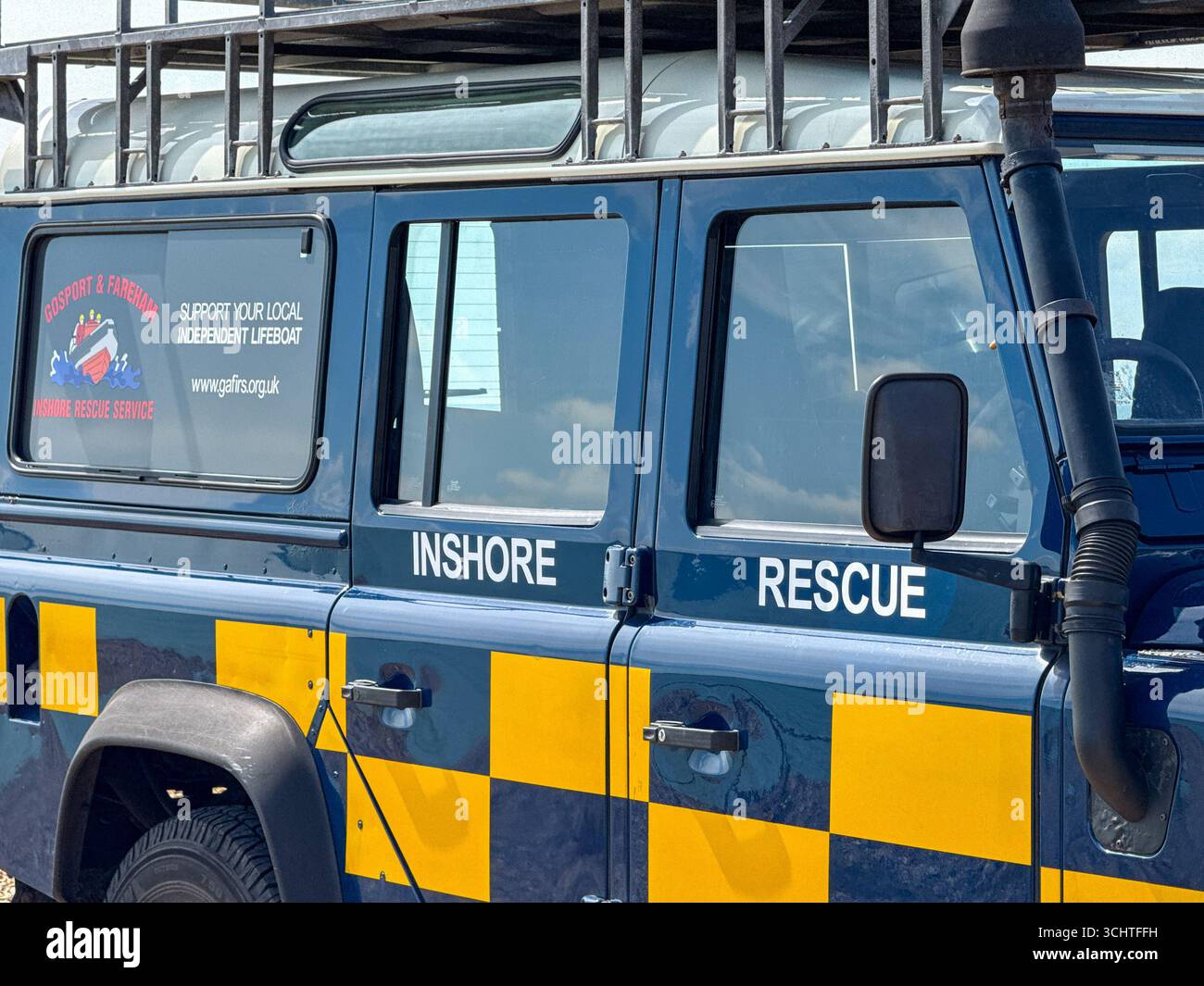 Gosport, Hampshire, Angleterre, Royaume-Uni - 28 juin 2025 : véhicule Landrover utilisé par Gosport et Fareham Inshore Rescue service. - Image de stock capturée avec un smartphone Gosport, Hampshire, Angleterre, Royaume-Uni - 28 juin 2025 : véhicule Landrover utilisé par Gosport et Fareham Inshore Rescue service. - Image de stock capturée avec un smartphone