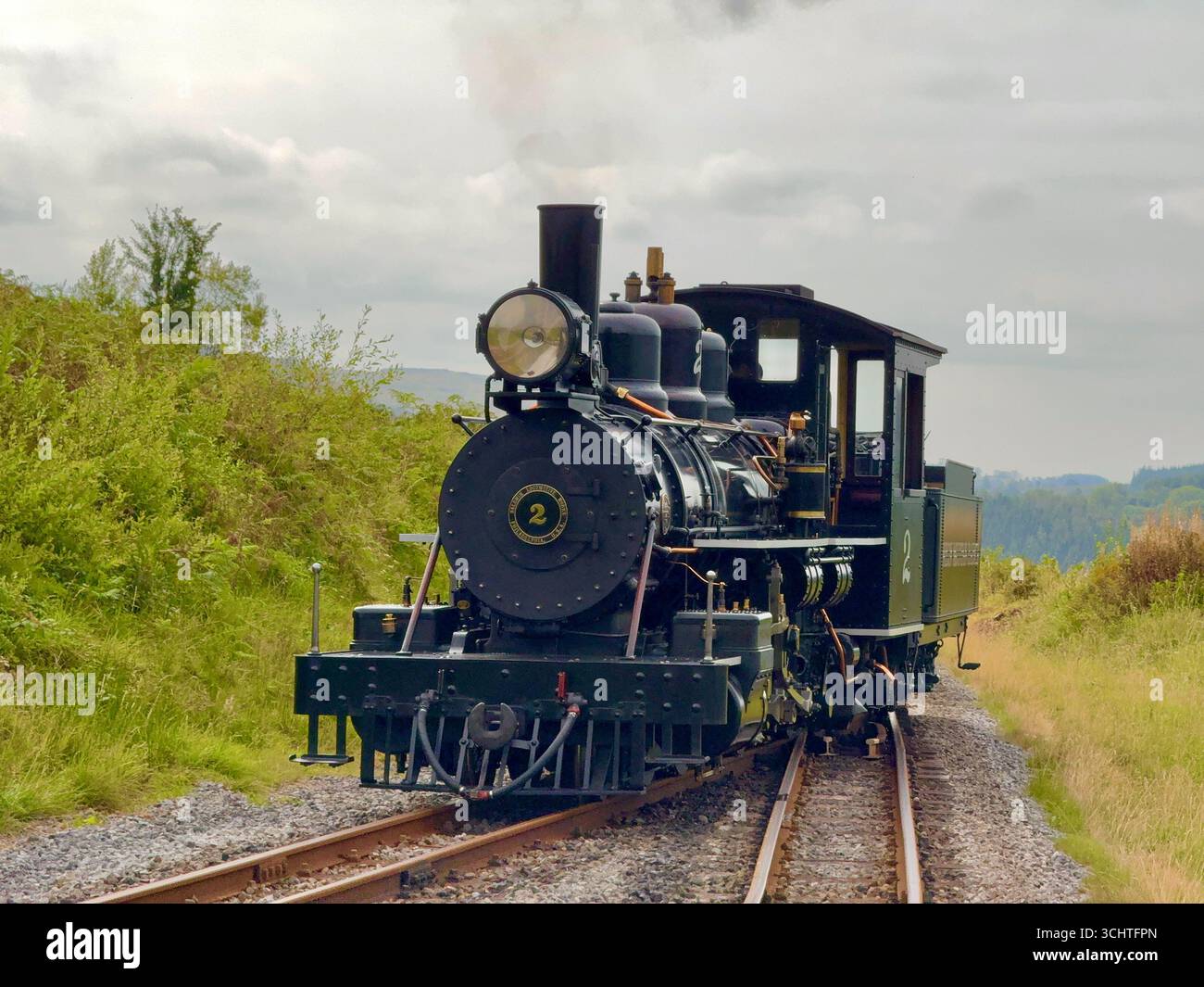 Merthyr Tydfil, pays de galles, Royaume-Uni - 19 août 2025 : moteur à vapeur à voie étroite approchant de la fin de la ligne sur le chemin de fer de Brecon Mountain à Torpantau - Image de stock capturée avec un smartphone