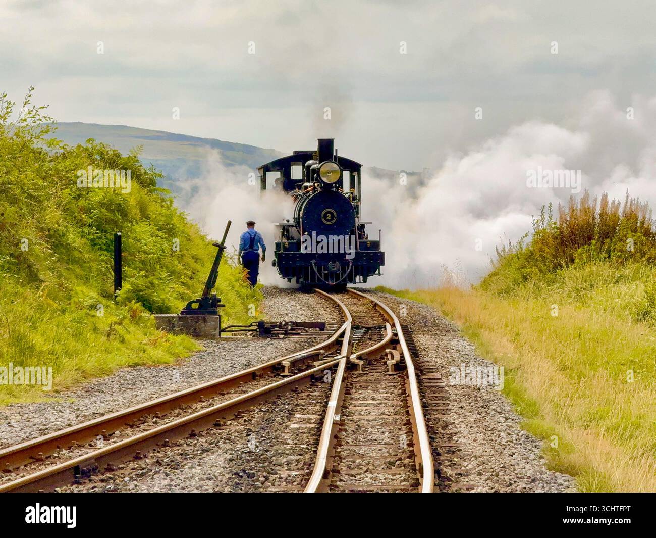 Merthyr Tydfil, pays de galles, Royaume-Uni - 19 août 2025 : moteur à vapeur à voie étroite approchant de la fin de la ligne sur le chemin de fer de Brecon Mountain à Torpantau - Image de stock capturée avec un smartphone