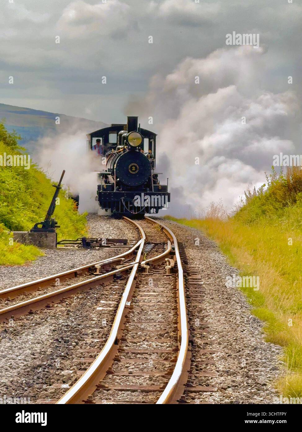 Merthyr Tydfil, pays de galles, Royaume-Uni - 19 août 2025 : moteur à vapeur à voie étroite approchant de la fin de la ligne sur le chemin de fer de Brecon Mountain à Torpantau - Image de stock capturée avec un smartphone