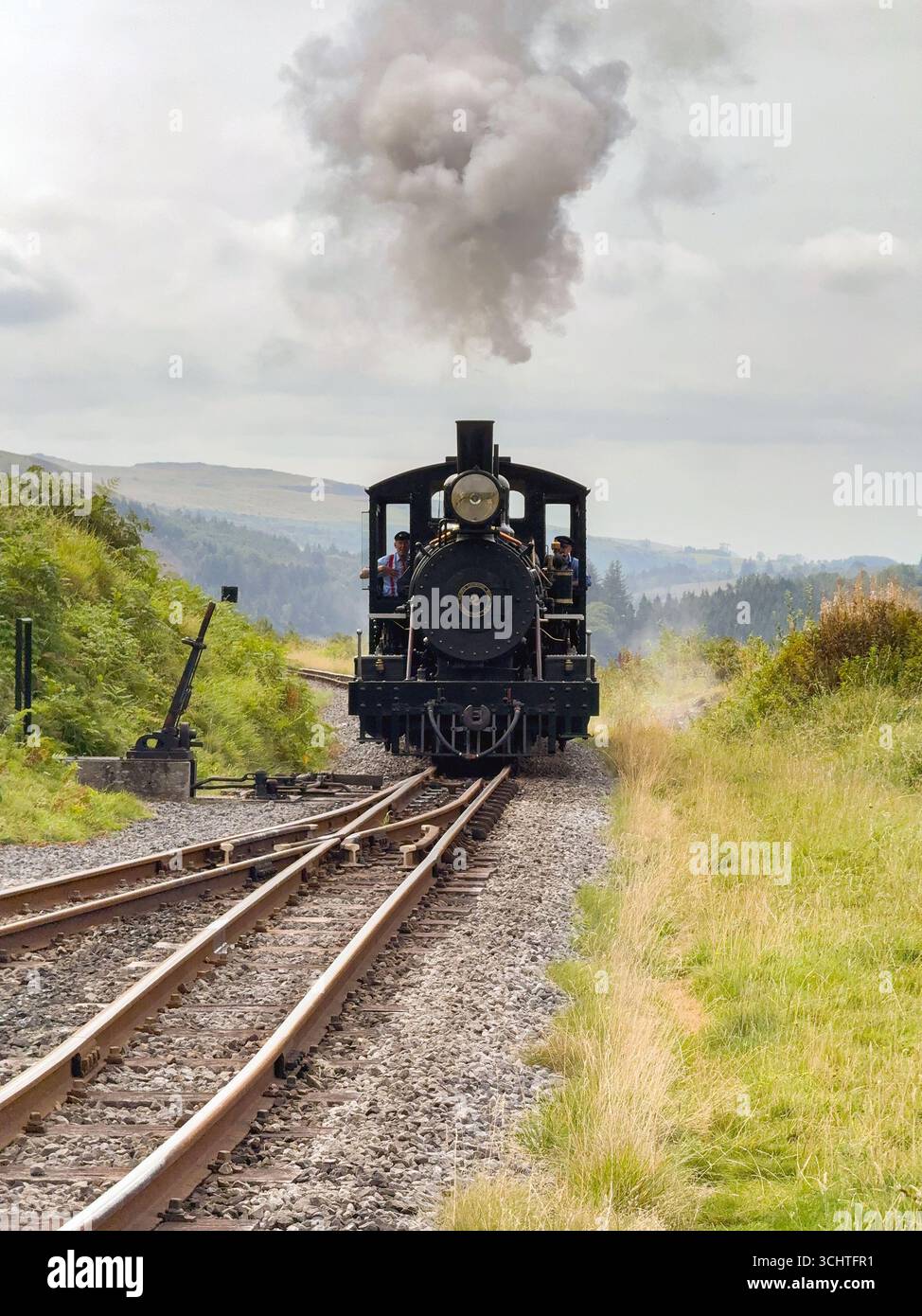 Merthyr Tydfil, pays de galles, Royaume-Uni - 19 août 2025 : moteur à vapeur à voie étroite approchant de la fin de la ligne sur le chemin de fer de Brecon Mountain à Torpantau - Image de stock capturée avec un smartphone