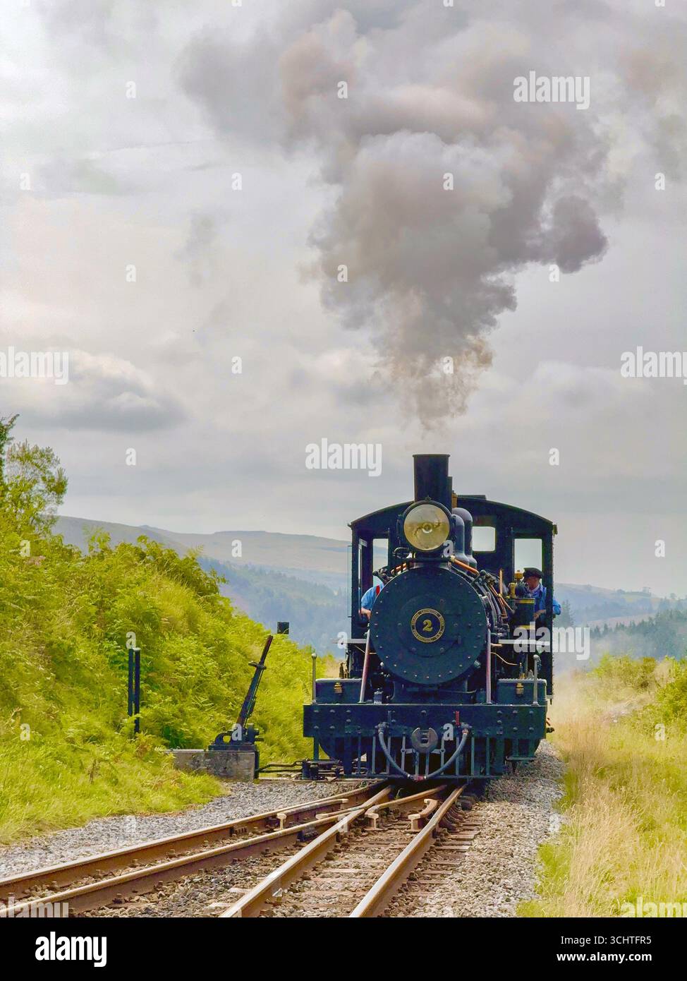Merthyr Tydfil, pays de galles, Royaume-Uni - 19 août 2025 : moteur à vapeur à voie étroite approchant de la fin de la ligne sur le chemin de fer de Brecon Mountain à Torpantau - Image de stock capturée avec un smartphone