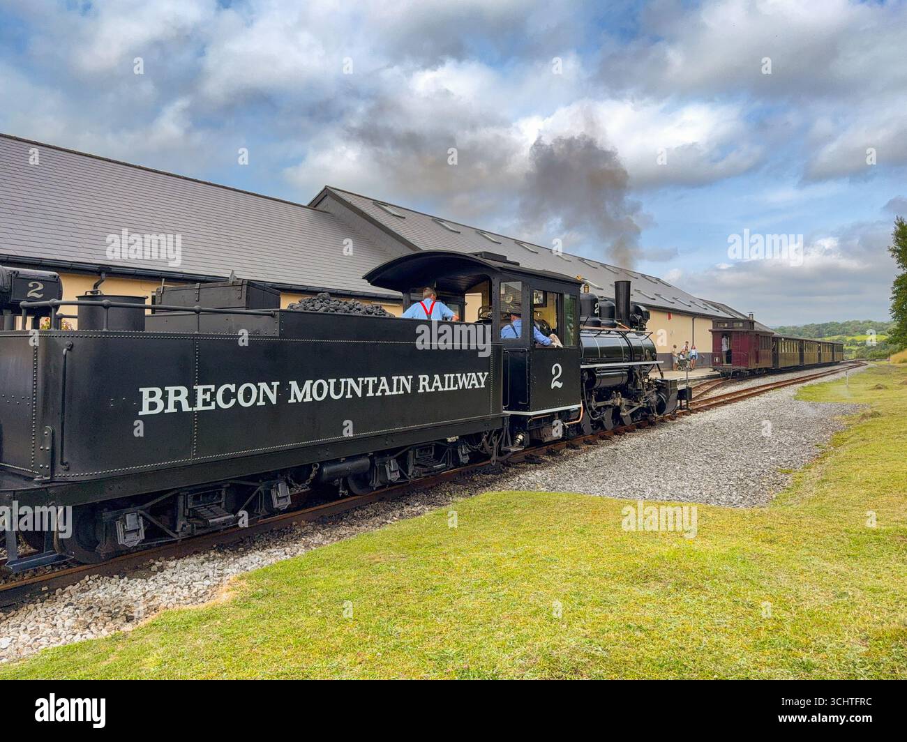Merthyr Tydfil, pays de galles, Royaume-Uni - 19 août 2025 : train à vapeur à voie étroite d'époque à la gare de Pant sur le chemin de fer de Brecon Mountain. - Image de stock capturée avec un smartphone