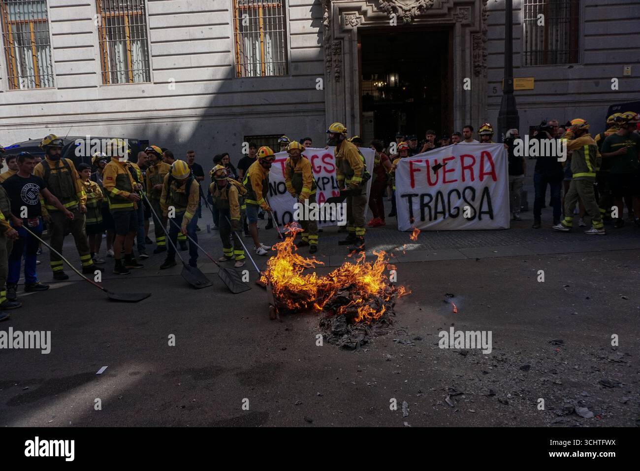 Madrid, Espagne. 03 septembre 2025. Madrid, Espagne. 3 septembre 2025 rassemblement des pompiers forestiers de la Communauté de Madrid devant le ministère des Finances pour exiger des améliorations dans leurs salaires et conditions de travail. Crédit : D. Canales Carvajal/Alamy Live News Banque D'Images