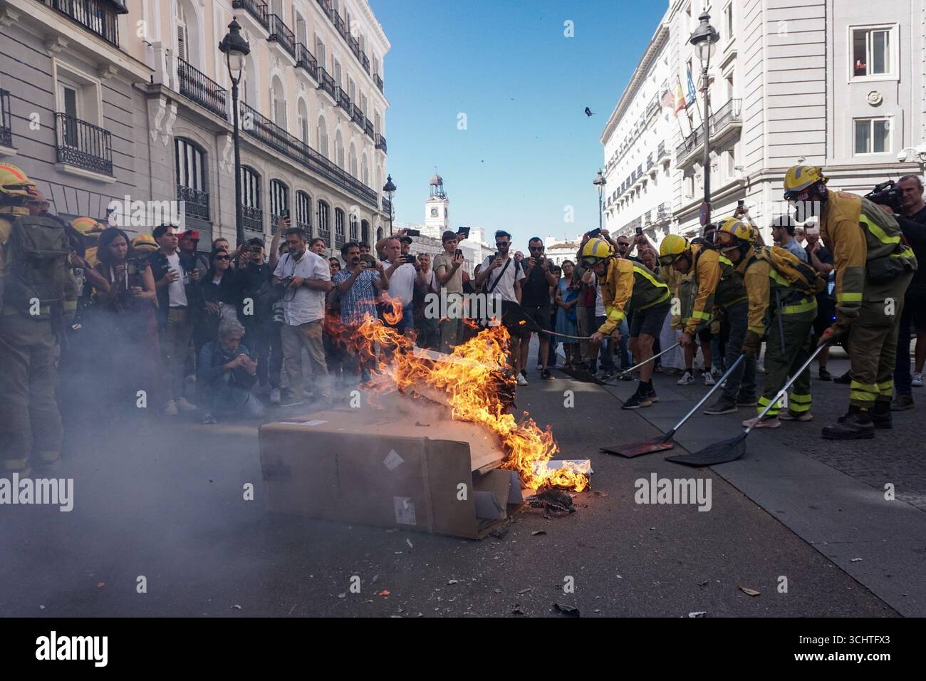 Madrid, Espagne. 03 septembre 2025. Madrid, Espagne. 3 septembre 2025 rassemblement des pompiers forestiers de la Communauté de Madrid devant le ministère des Finances pour exiger des améliorations dans leurs salaires et conditions de travail. Crédit : D. Canales Carvajal/Alamy Live News Banque D'Images