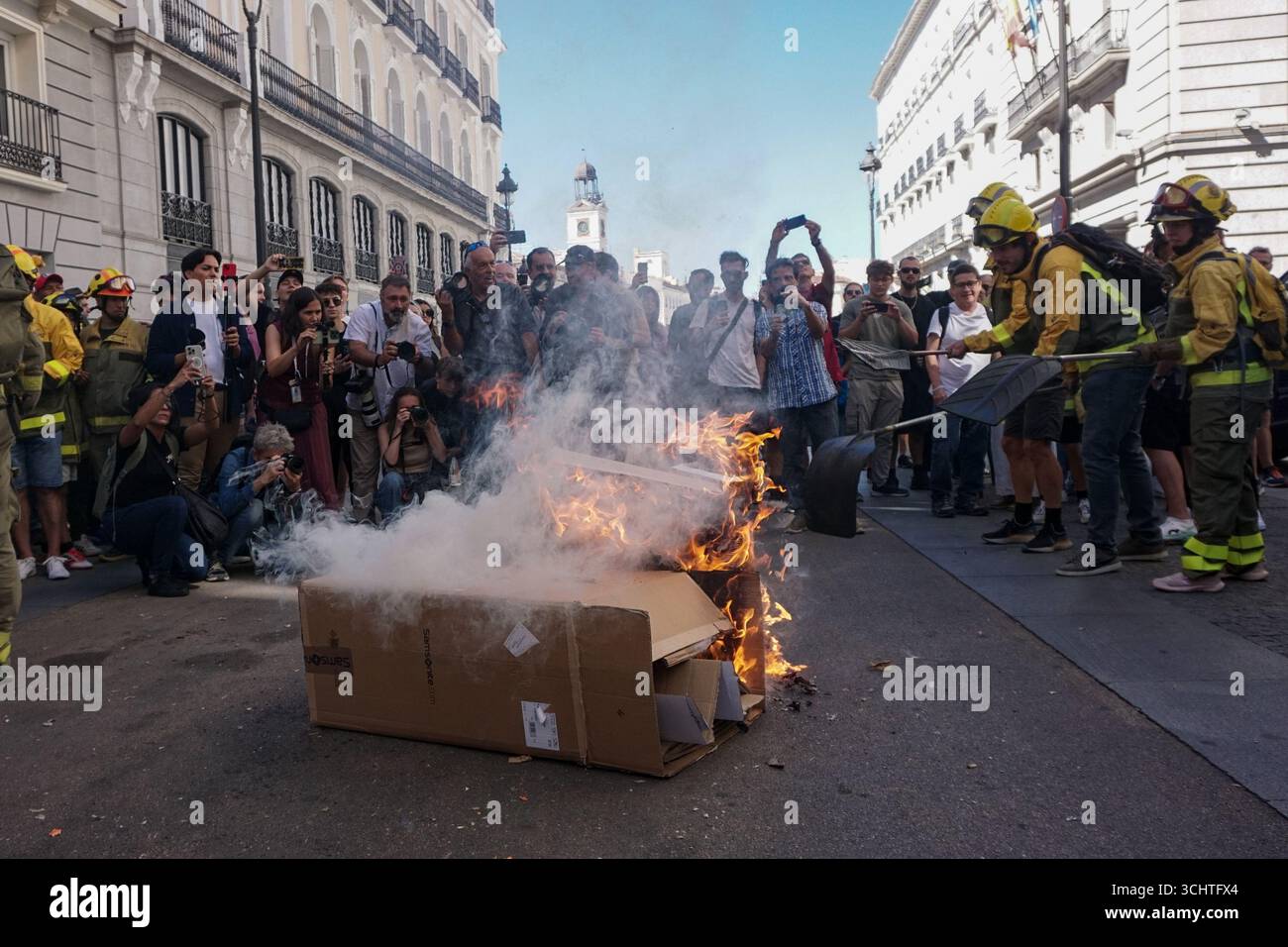 Madrid, Espagne. 03 septembre 2025. Madrid, Espagne. 3 septembre 2025 rassemblement des pompiers forestiers de la Communauté de Madrid devant le ministère des Finances pour exiger des améliorations dans leurs salaires et conditions de travail. Crédit : D. Canales Carvajal/Alamy Live News Banque D'Images