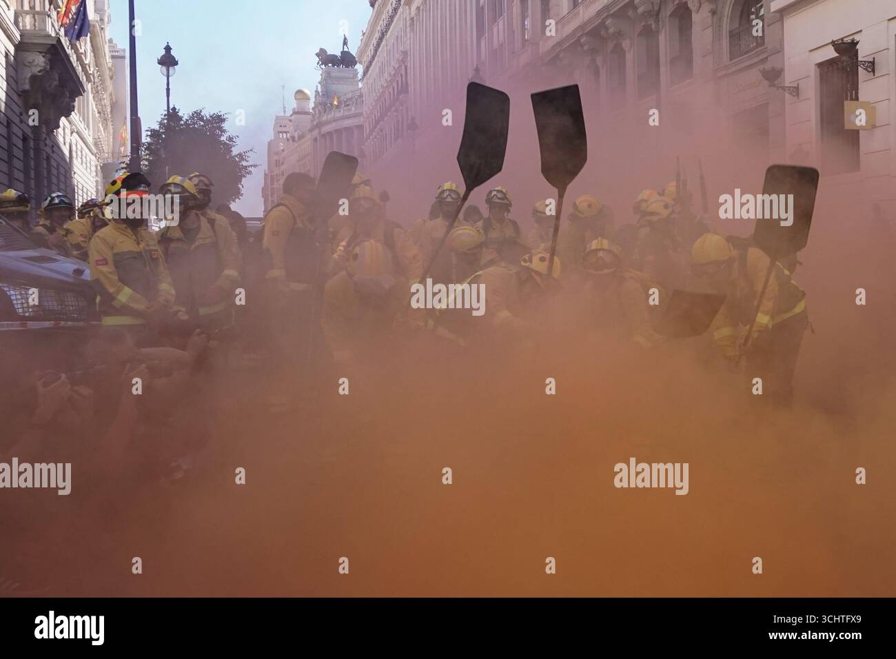 Madrid, Espagne. 03 septembre 2025. Madrid, Espagne. 3 septembre 2025 rassemblement des pompiers forestiers de la Communauté de Madrid devant le ministère des Finances pour exiger des améliorations dans leurs salaires et conditions de travail. Crédit : D. Canales Carvajal/Alamy Live News Banque D'Images