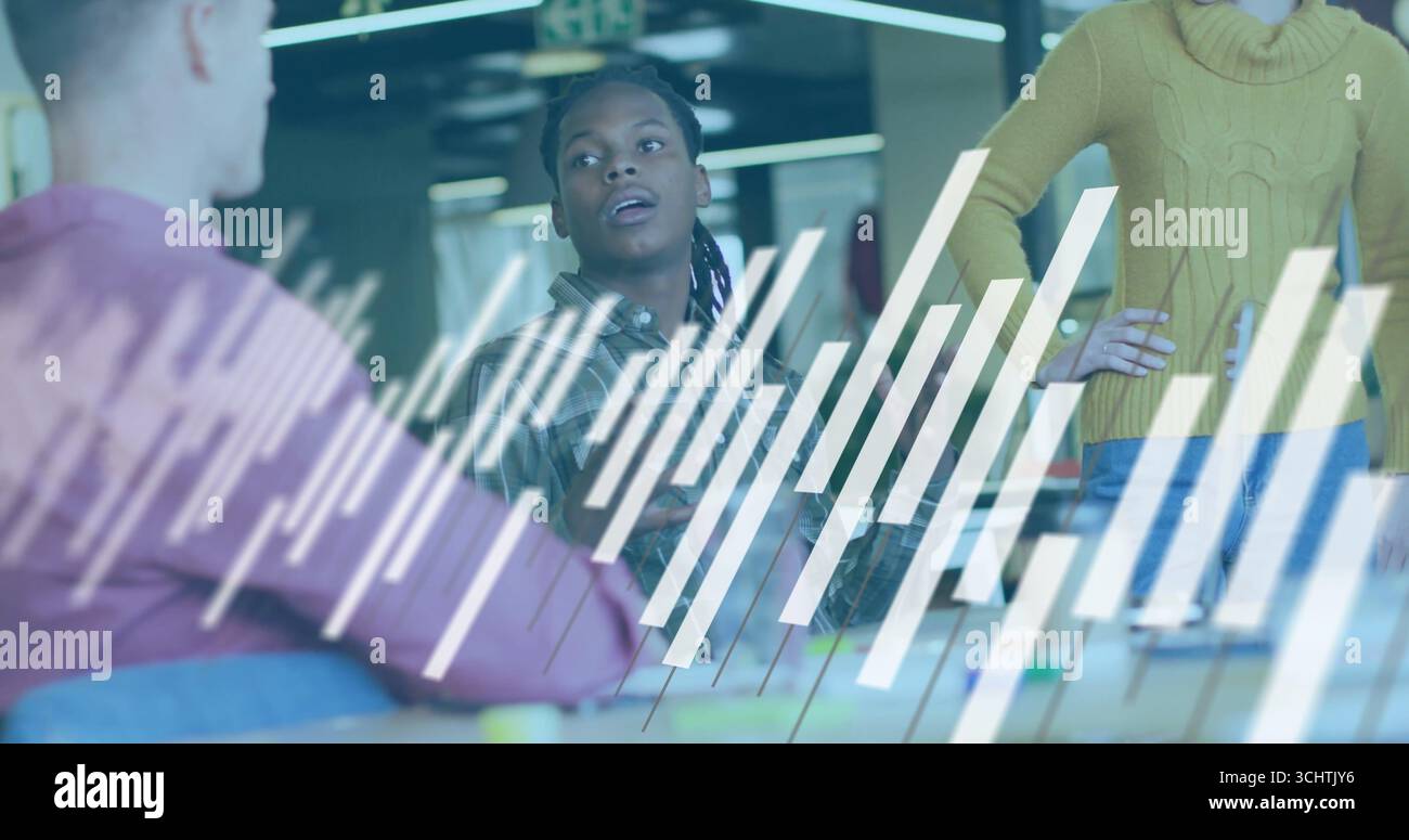 Gestuelle collègue noir expliquant des idées à la table de conférence, avec des notes adhésives et des marqueurs Banque D'Images