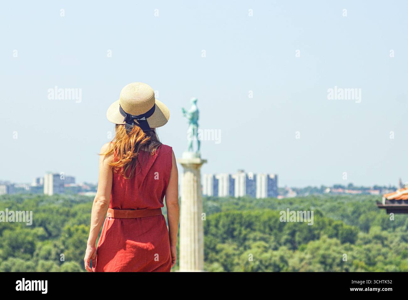 Femme en robe et chapeau explorant la forteresse de Belgrade. Destination de voyage Serbie : touriste féminine à Kalemegdan. Tourisme balkanique et aventure européenne Banque D'Images