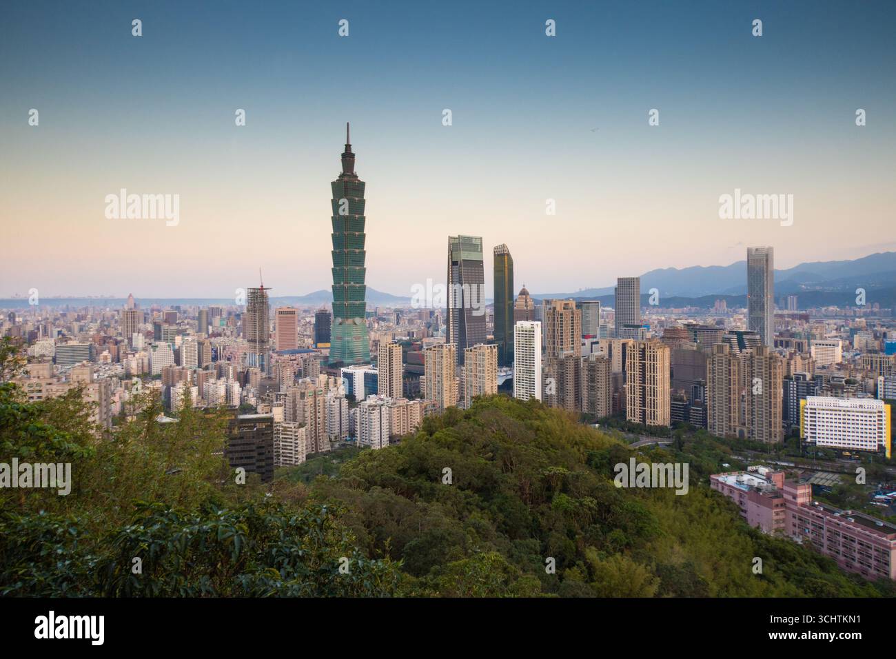 Vue sur les gratte-ciel de Taipei, quartier de Xinyi Banque D'Images