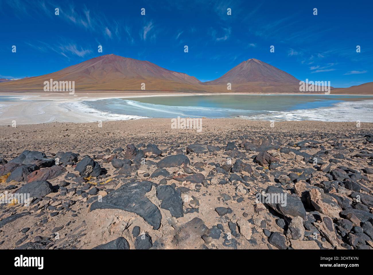 Volcans, roche volcanique, et un lac salé dans l'altiplano de Bolivie Banque D'Images