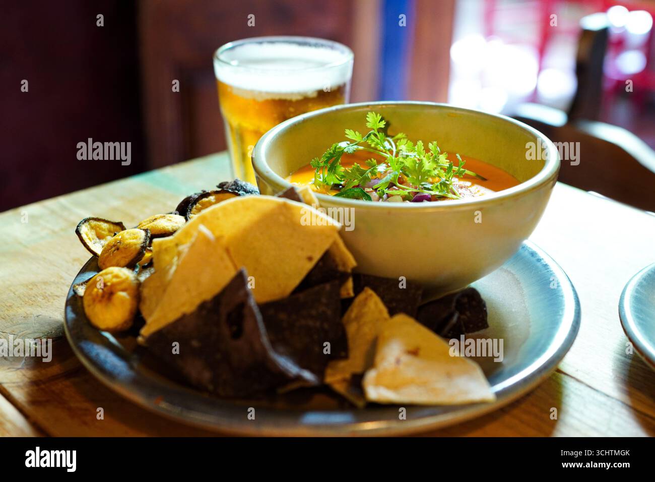 Un plat de nachos au fromage servi dans un authentique restaurant mexicain Banque D'Images