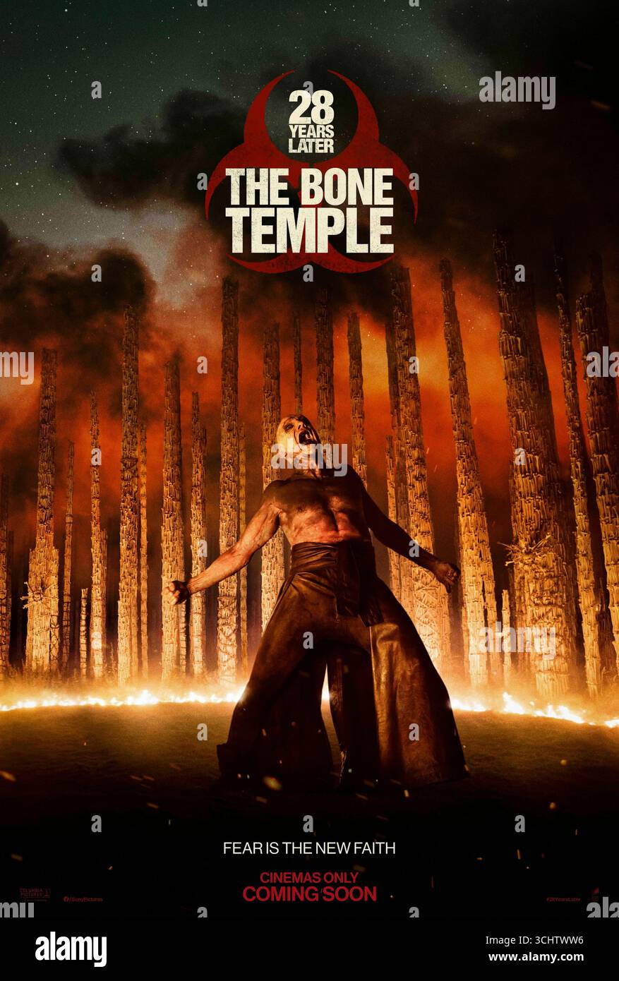 28 ans plus tard : The Bone Temple (2026) réalisé par Nia Dacosta et mettant en vedette Ralph Fiennes, Emma Laird et Alfie Williams. Un messager se réveille d'un coma pour trouver l'humanité dévastée par une épidémie virale et doit naviguer dans un monde gouverné par des fanatiques cultes pour survivre. Affiche avancée AMÉRICAINE UNIQUEMENT POUR USAGE ÉDITORIAL. Crédit : BFA / Sony Pictures release Banque D'Images