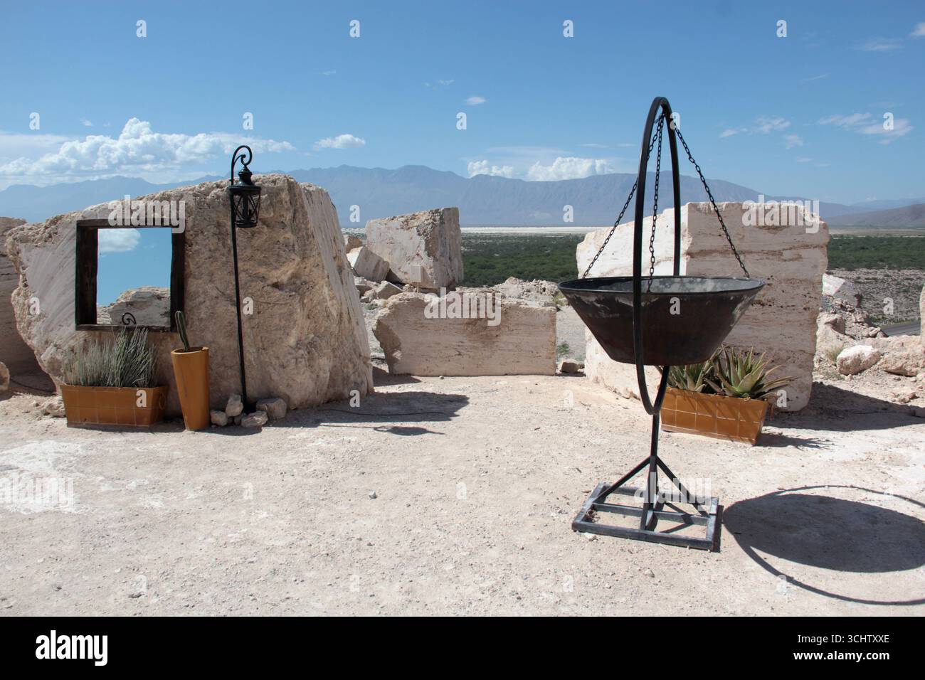 Blocs blancs géants dans les mines de marbre Cuatro Cienegas, Coahuila, Mexique est un paysage étonnant dans un coin du désert autrefois Banque D'Images