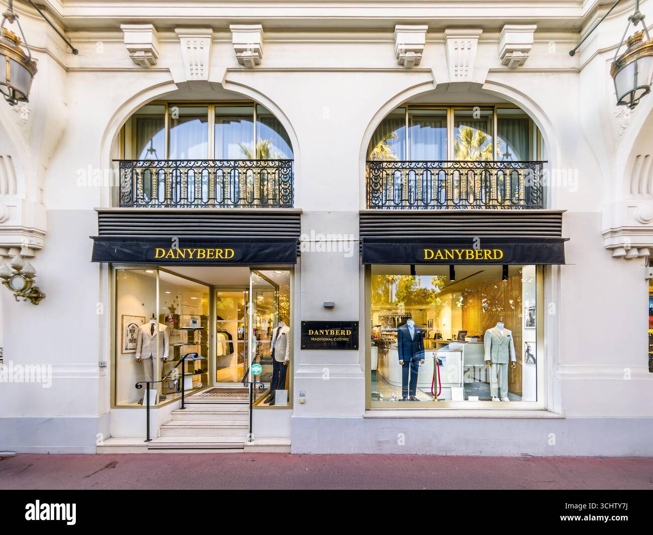 Nice, Côte d'Azur, France - 30 août 2025 : Boutique Danyberd vendant des vêtements élégants pour hommes rue de Rivoli dans le bâtiment de l'hôtel le Negresco Banque D'Images