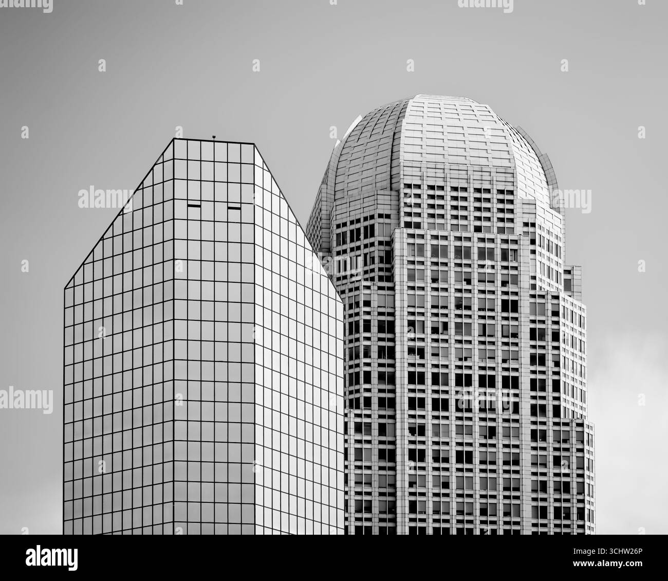 (À gauche) BB&T Financial Center. 200 W. 2nd Street Winston Salem. Un gratte-ciel vert postmoderne en verre et en acier. (Droite) Wells Fargo Center, 100 N main S Banque D'Images