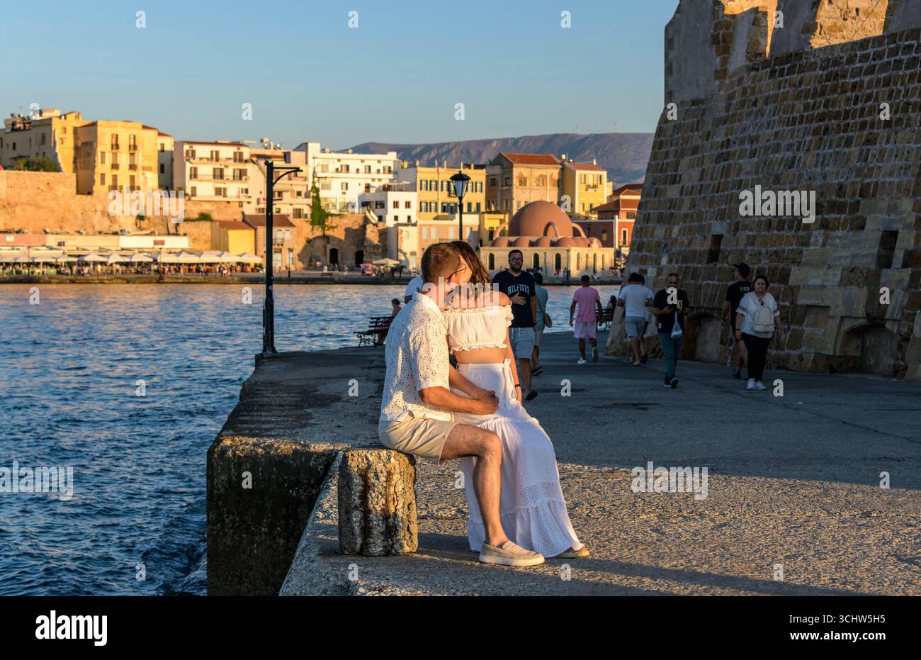 Couple de mariage au port vénitien de la Canée pendant le coucher du soleil, Crète, Grèce. Banque D'Images