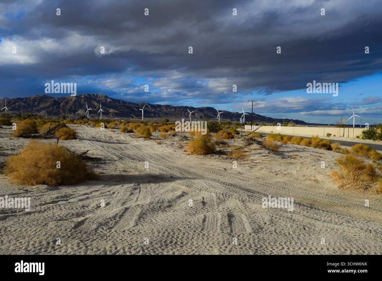 Scène désertique, traces et nuages d'orage sur le désert du Colorado, à l'est de San Diego et à l'ouest d'El Centro, CA Banque D'Images