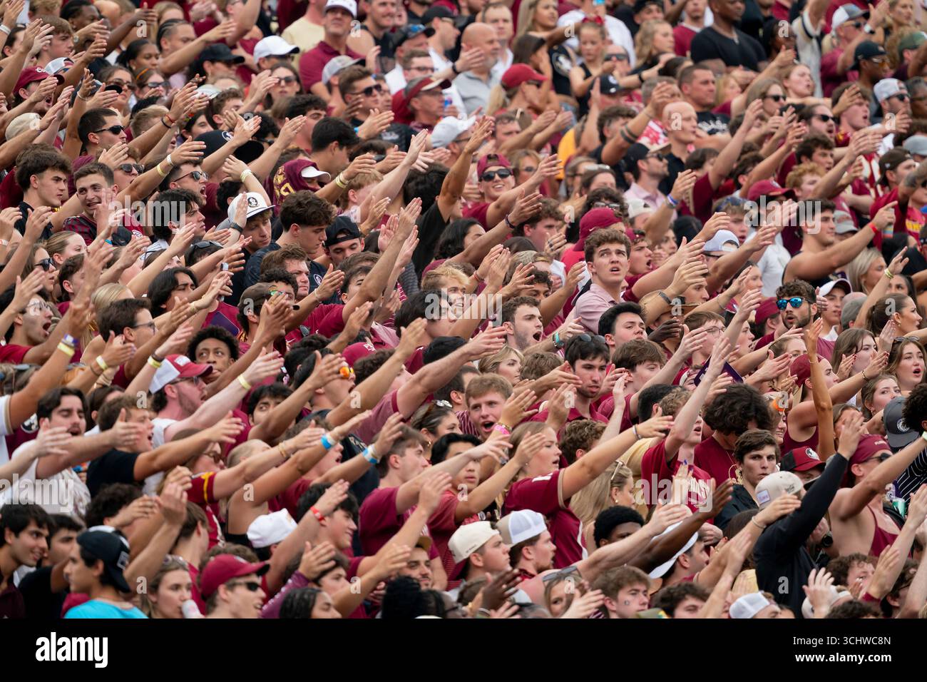 TALLAHASSEE, FL - AUGUST 30: Florida State Seminoles fans perform the chop during a college football game between the Alabama Crimson Tide and the Florida State Seminoles on August 30th, 2025 at Doak Campbell Stadium in Tallahassee, FL. (Photo by Chris Leduc/Icon Sportswire) (Icon Sportswire via AP Images) Banque D'Images