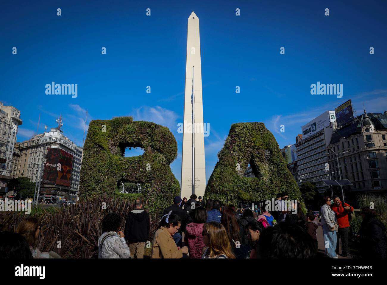 Tourisme en Argentine les touristes prennent des photos avec l'Obélisque en arrière-plan à Buenos Aires, Argentine, le 20 juillet 2025. L'Obélisque de Buenos Aires L'Obélisque de Buenos Aires est le monument le plus connu de Buenos Aires. Situé sur la Plaza de la Republica, il a été érigé en 1936 pour commémorer le quadricentenaire de la première fondation de la capitale Argentine. Il a été conçu par l'architecte Alberto Prebisch, l'un des principaux architectes du modernisme argentin, et construit par la société allemande G.E.O.P.E. - Siemens Bauunion - Grun & Bilfinger. La construction a commencé le 20 mars 1936, et il était finalisé Banque D'Images