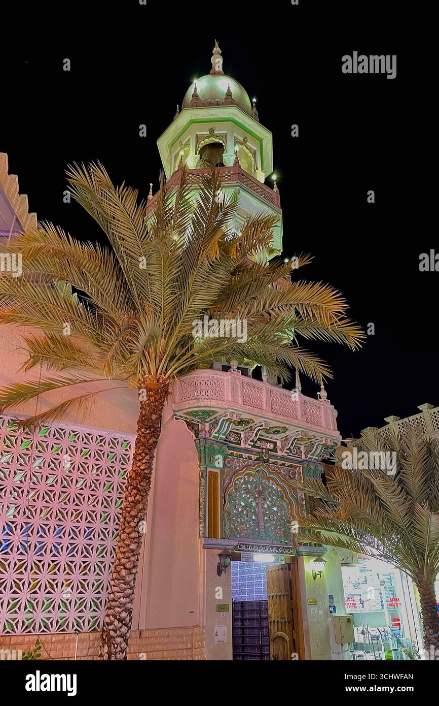 Façade de mosquée colorée avec palmiers – 19 juillet 2025, Muscat, Oman Banque D'Images