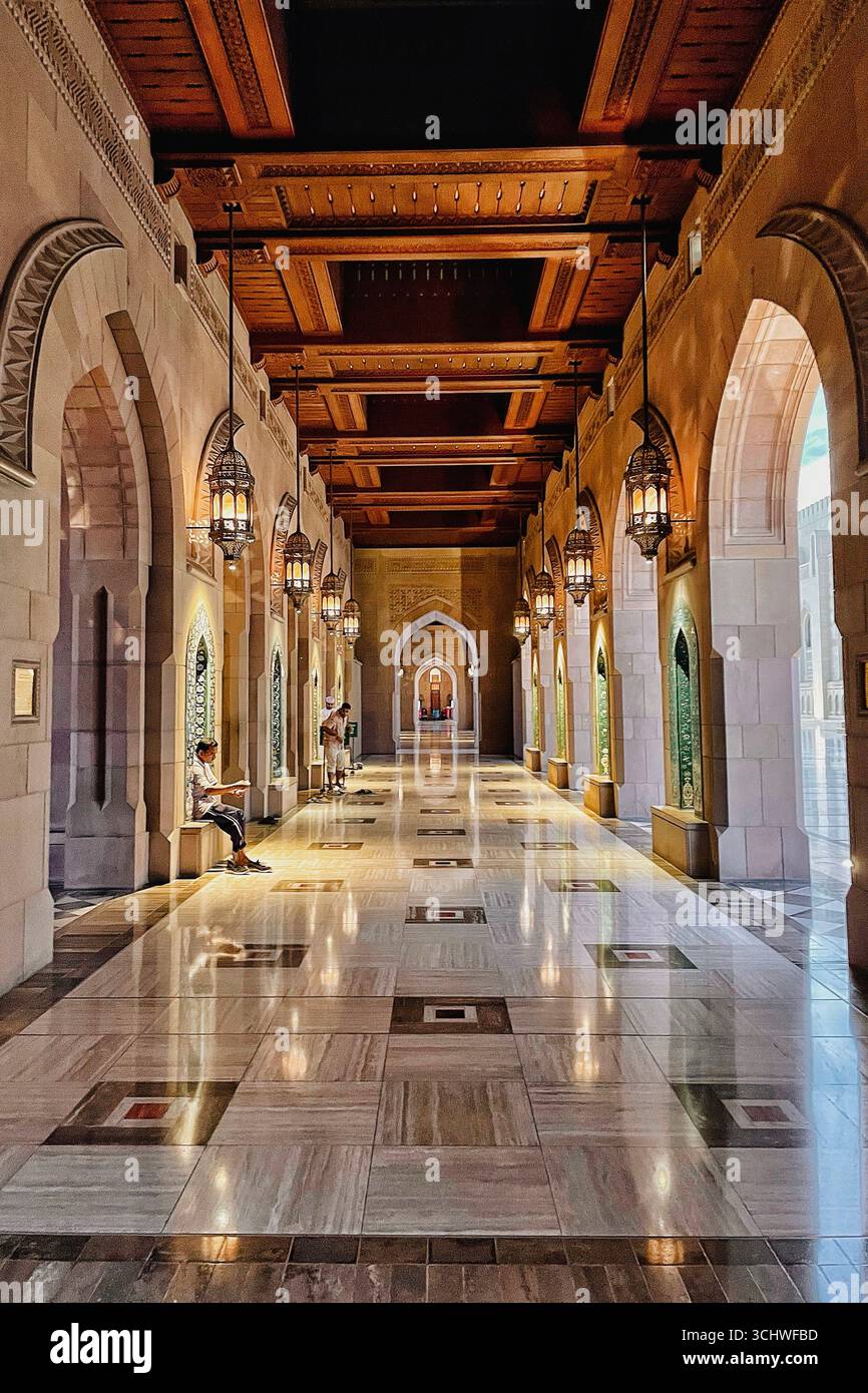 Intérieur de la Grande Mosquée Sultan Qaboos à Mascate, Oman, avec des arches, des lanternes et un sol en marbre. 16 novembre 2024 à Muscat, Oman. Banque D'Images
