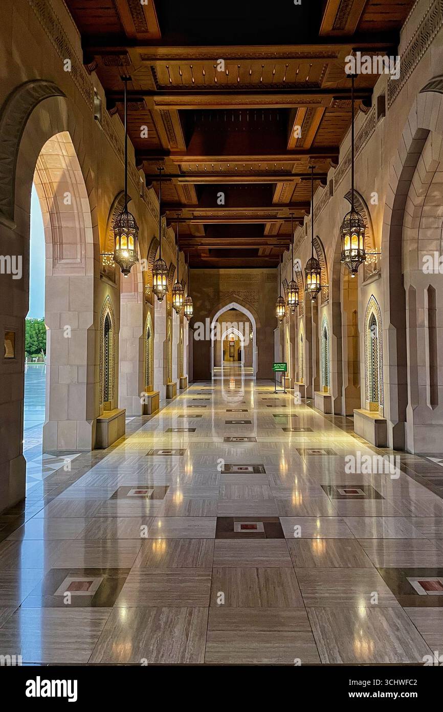 Intérieur de la Grande Mosquée Sultan Qaboos à Mascate, Oman, avec des arches, des lanternes et un sol en marbre. 16 novembre 2024 à Muscat, Oman. Banque D'Images