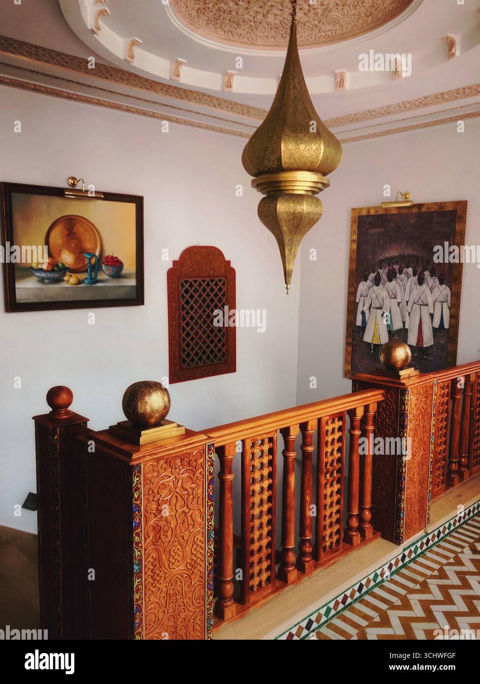 'Riad traditionnel et charmant café niché dans les ruelles sinueuses de la vieille médina de Tanger - 9 juin 2024.' Banque D'Images