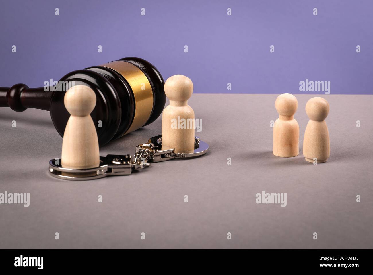 Concept de résiliation des droits parentaux avec marteau, menottes et figures familiales. Banque D'Images