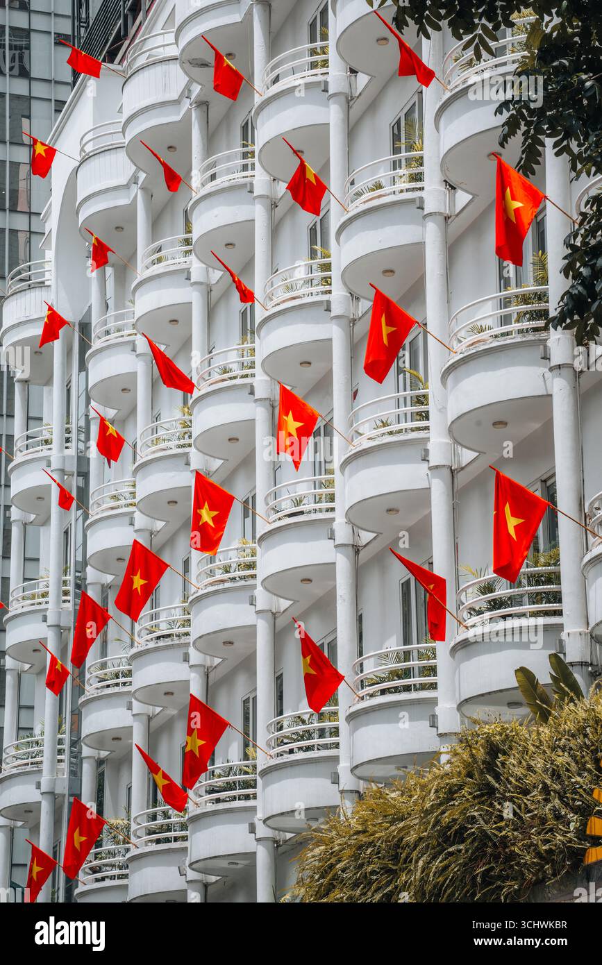 Hanoi, Vietnam - 22 août 2025 : ruelle du Vietnam décorée de drapeaux nationaux et de bannières rouges dans la rue pour la célébration de la fête nationale du Vietnam. Dynamique Banque D'Images Hanoi, Vietnam - 22 août 2025 : ruelle du Vietnam décorée de drapeaux nationaux et de bannières rouges dans la rue pour la célébration de la fête nationale du Vietnam. Dynamique Banque D'Images
