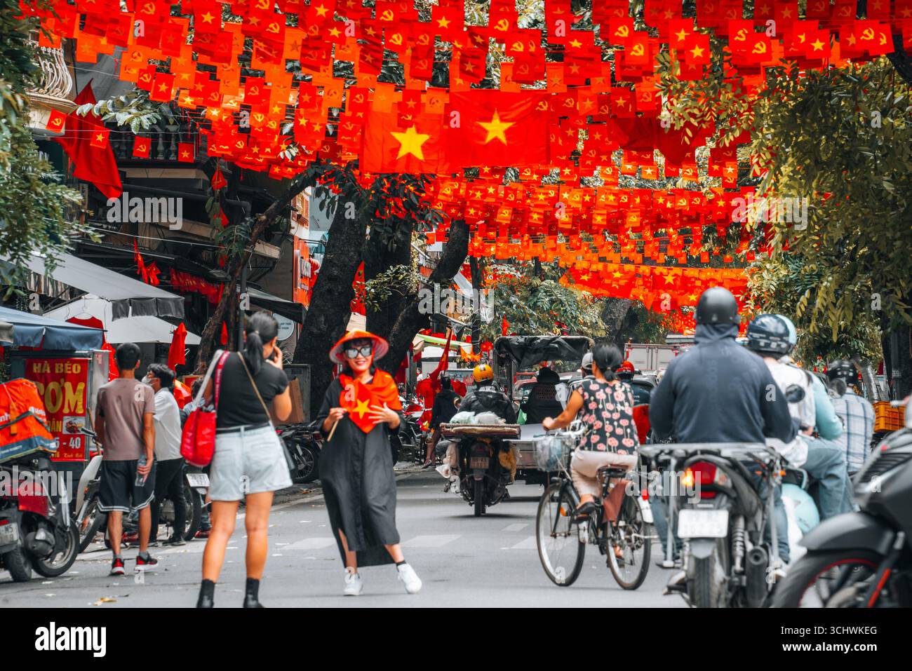 Hanoi, Vietnam - 22 août 2025 : ruelle du Vietnam décorée de drapeaux nationaux et de bannières rouges dans la rue pour la célébration de la fête nationale du Vietnam. Dynamique Banque D'Images Hanoi, Vietnam - 22 août 2025 : ruelle du Vietnam décorée de drapeaux nationaux et de bannières rouges dans la rue pour la célébration de la fête nationale du Vietnam. Dynamique Banque D'Images