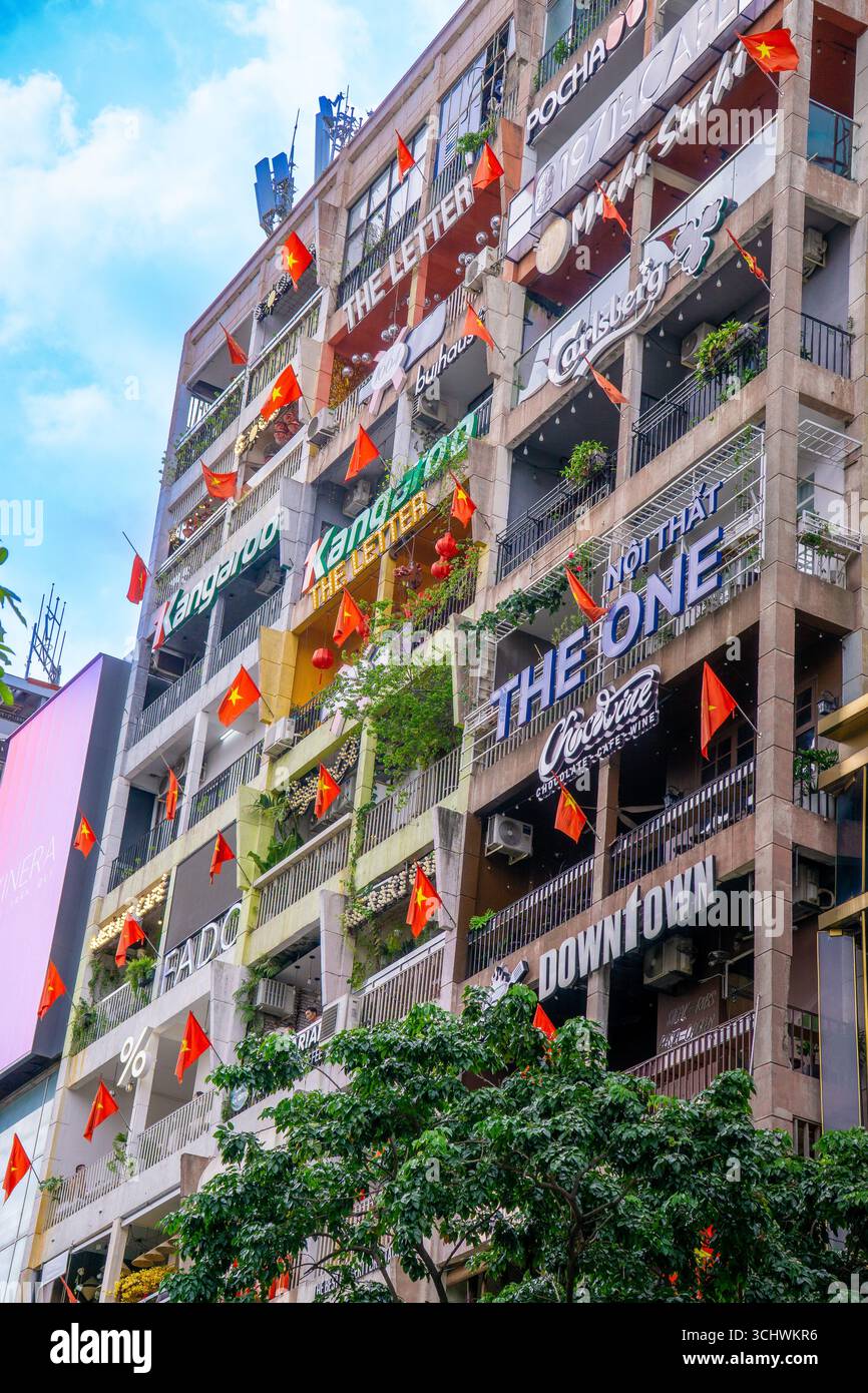 Ho Chi Minh ville, Vietnam - 02 septembre 2025 : ruelle du Vietnam décorée de drapeaux nationaux et de bannières rouges dans la rue pour la célébration de la fête nationale du Vietnam. V Banque D'Images Ho Chi Minh ville, Vietnam - 02 septembre 2025 : ruelle du Vietnam décorée de drapeaux nationaux et de bannières rouges dans la rue pour la célébration de la fête nationale du Vietnam. V Banque D'Images
