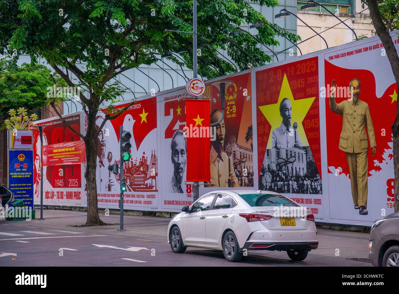 Ho Chi Minh ville, Vietnam - 02 septembre 2025 : ruelle du Vietnam décorée de drapeaux nationaux et de bannières rouges dans la rue pour la célébration de la fête nationale du Vietnam. V Banque D'Images Ho Chi Minh ville, Vietnam - 02 septembre 2025 : ruelle du Vietnam décorée de drapeaux nationaux et de bannières rouges dans la rue pour la célébration de la fête nationale du Vietnam. V Banque D'Images