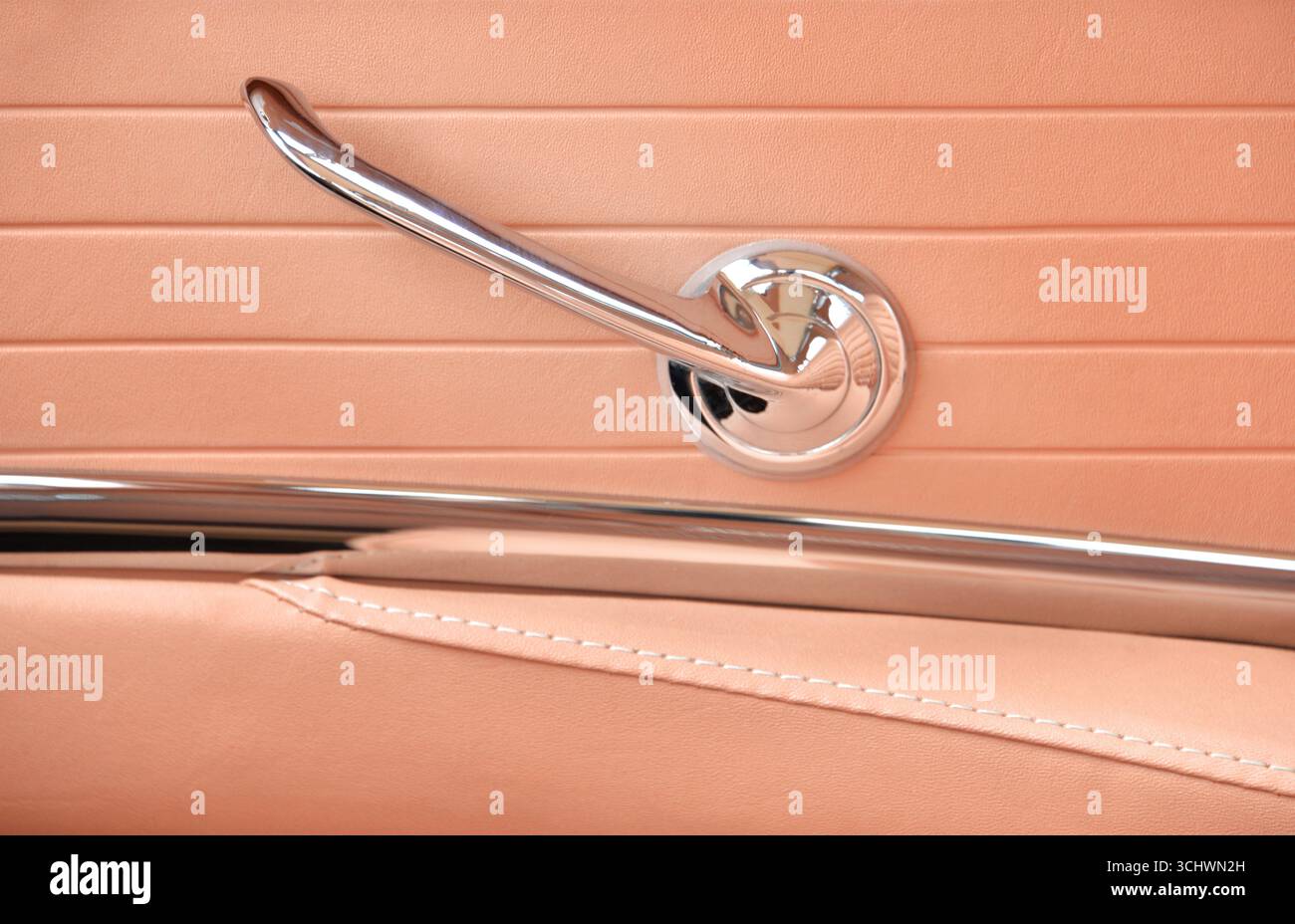 Poignée de porte intérieure de voiture classique lors d'un salon automobile Banque D'Images