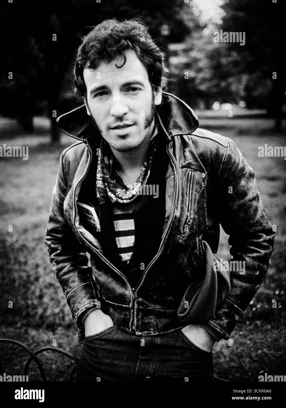 Le chanteur rock américain Bruce Springsteen dans Hyde Park à Londres en 1982 Banque D'Images