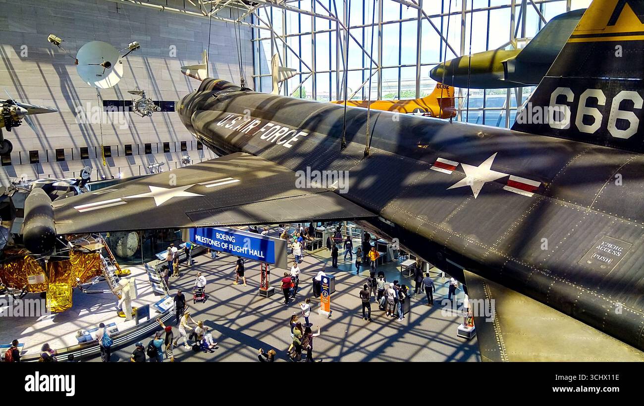 Boeing Milestones de Flight Hall au Smithsonian Air and Space Museum, présentant des avions historiques et des objets d'exploration spatiale. Banque D'Images