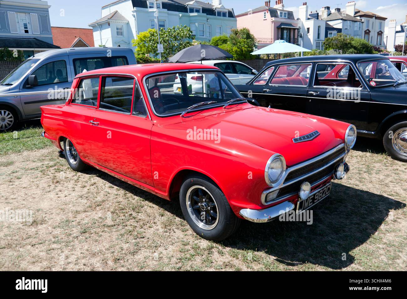 Vue de face de trois quarts d'une Ford Cortina rouge, 1965, Mk1, exposée au Deal and Walmer Classic car Show 2025 Banque D'Images