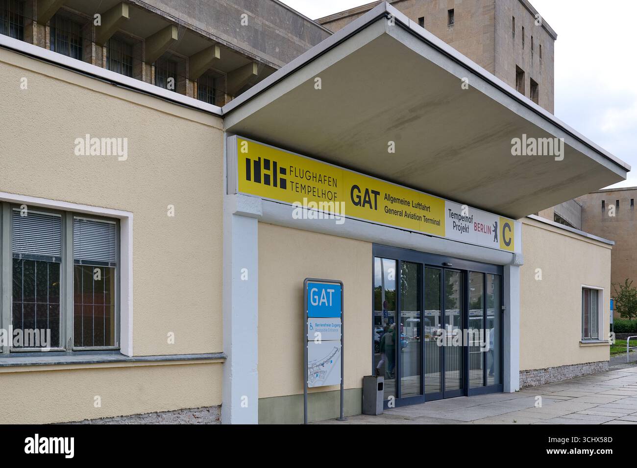 Terminal de l'aviation générale, Berlin Tempelhof, panneau jaune, extérieur, lumière du jour, composition horizontale, architecture desservie, voyage, éditorial, propre Banque D'Images