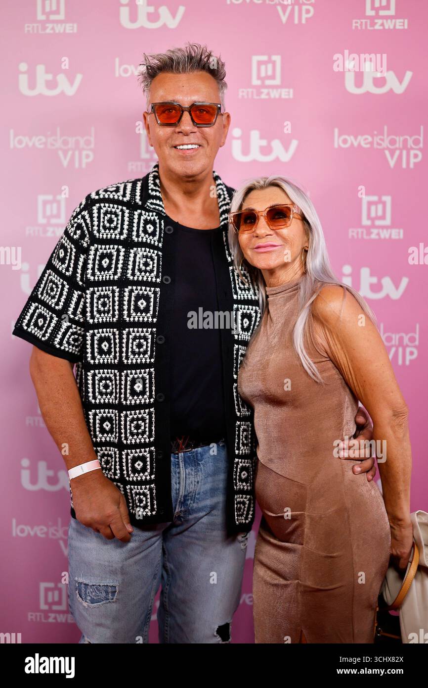 TV-Kult-Persönlichkeit Frank Fussbroich mit Ehefrau Elke Fussbroich BEI der Premiere der neuen Staffel der Dating-Show Love Island VIP im CineNova Kino - die neue Staffel wird ab dem 11. Septembre BEI RTL2 ausgesetrahlt. Köln, 03.09.2025 NRW Deutschland *** personnalité culte de la télévision Frank Fussbroich avec sa femme Elke Fussbroich à la première de la nouvelle saison de l'émission Love Island VIP au cinéma CineNova la nouvelle saison sera diffusée sur RTL2 à partir du 11 septembre Cologne, 03 09 2025 NRW Allemagne Copyright : xChristophxHardtx Banque D'Images