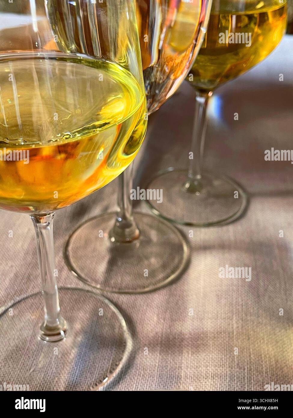Verres de vin blanc. Banque D'Images