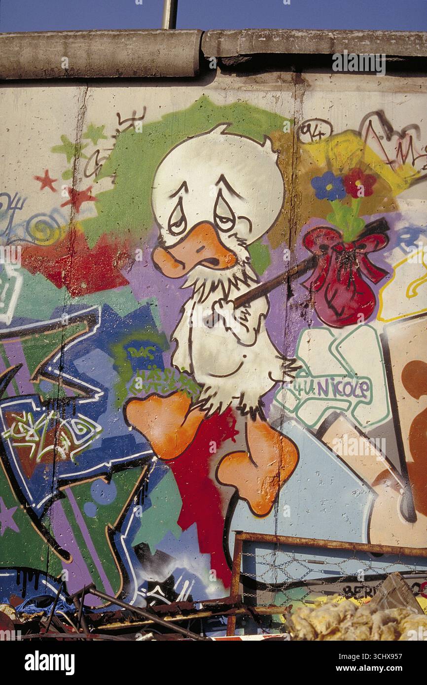Peinture d'un canard errant, créée dans les années 1990 au mur de Berlin, Berlin, Allemagne Banque D'Images