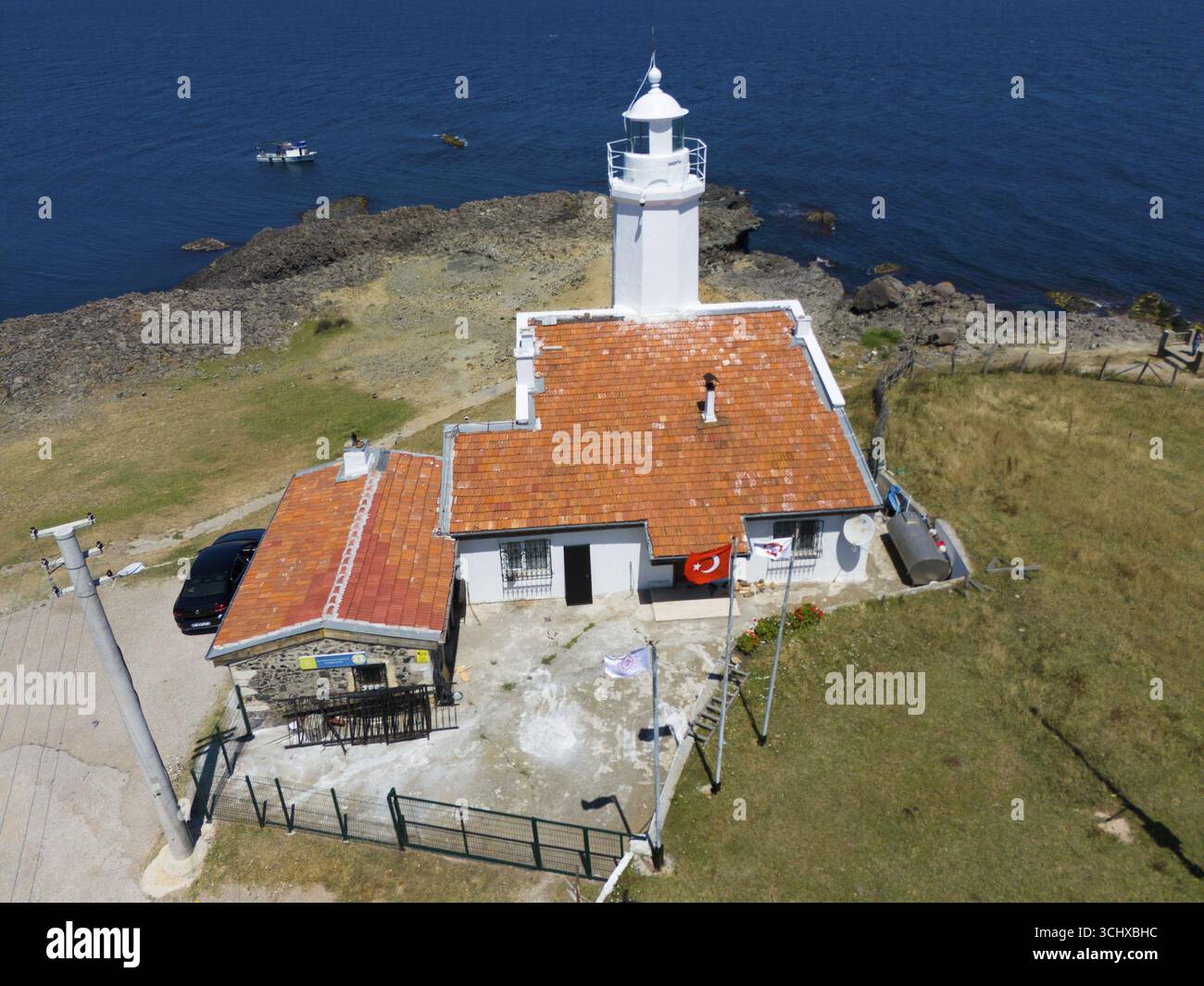Un phare sur une côte rocheuse avec le ciel bleu et la mer, à côté d'elle un bâtiment avec un toit en terre cuite, vue aérienne, phare, Inceburun, Inceburun est t Banque D'Images