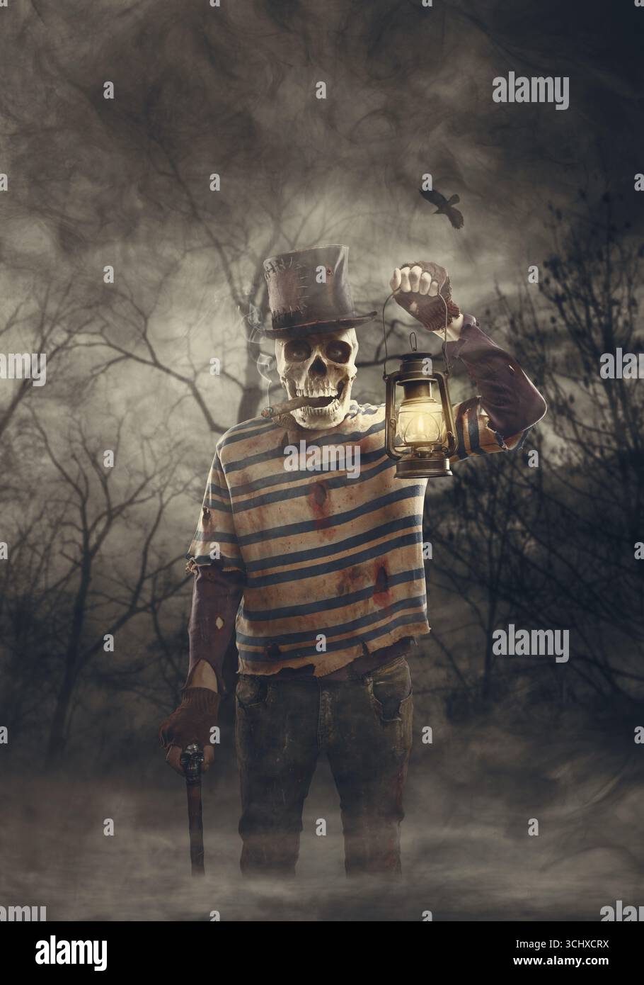 Personnage maléfique effrayant avec tête de crâne dans la forêt entourée de brouillard, il tient une lanterne et regarde la caméra, l'horreur et le concept d'Halloween Banque D'Images