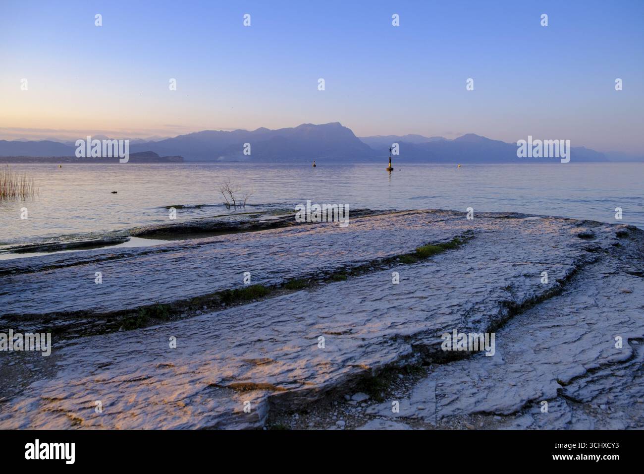 Coucher de soleil à Lido delle Grotte, Jamaica Beach, Sirmione sur le lac de Garde, Vénétie, Vénétie, Italie Banque D'Images
