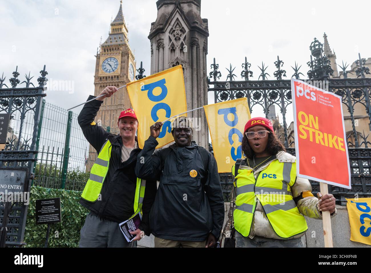 Londres, Royaume-Uni. 3 septembre 2025. Le personnel de sécurité de la Chambre des communes appartenant au syndicat des services publics et commerciaux (PCS) se tient sur une ligne de piquetage devant le Parlement le premier jour de leur grève pour cause de réduction de leur solde et de leurs congés annuels. Les agents de sécurité organiseront deux départs de 24 heures, ainsi qu'une interdiction d'heures supplémentaires et un travail à gouverner. Crédit : Mark Kerrison/Alamy Live News Banque D'Images