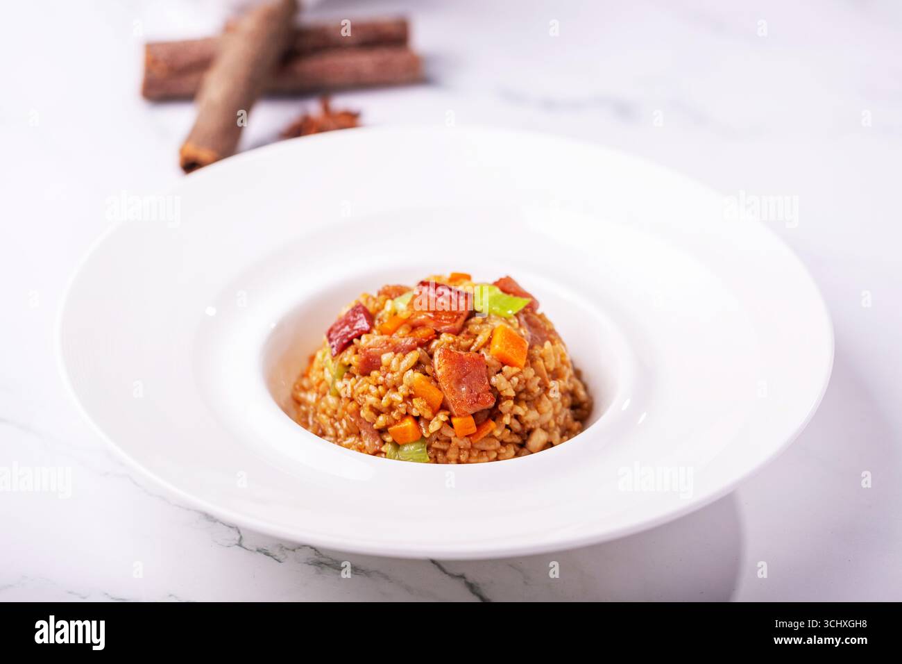 Riz frit au bacon américain sur assiette blanche Banque D'Images