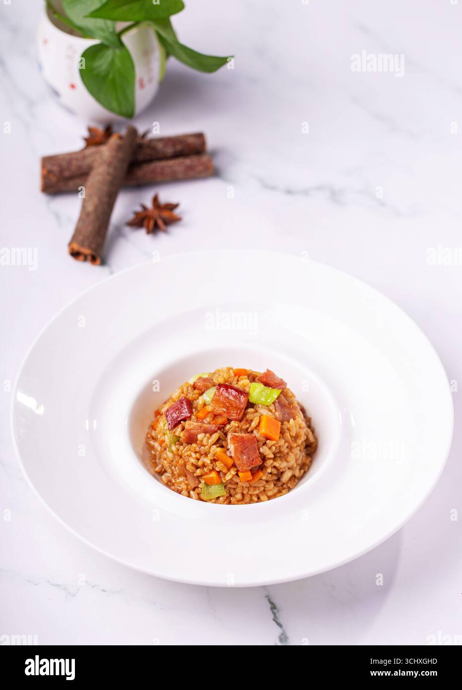 Riz frit au bacon à l'américaine sur une assiette à rebord blanc Banque D'Images