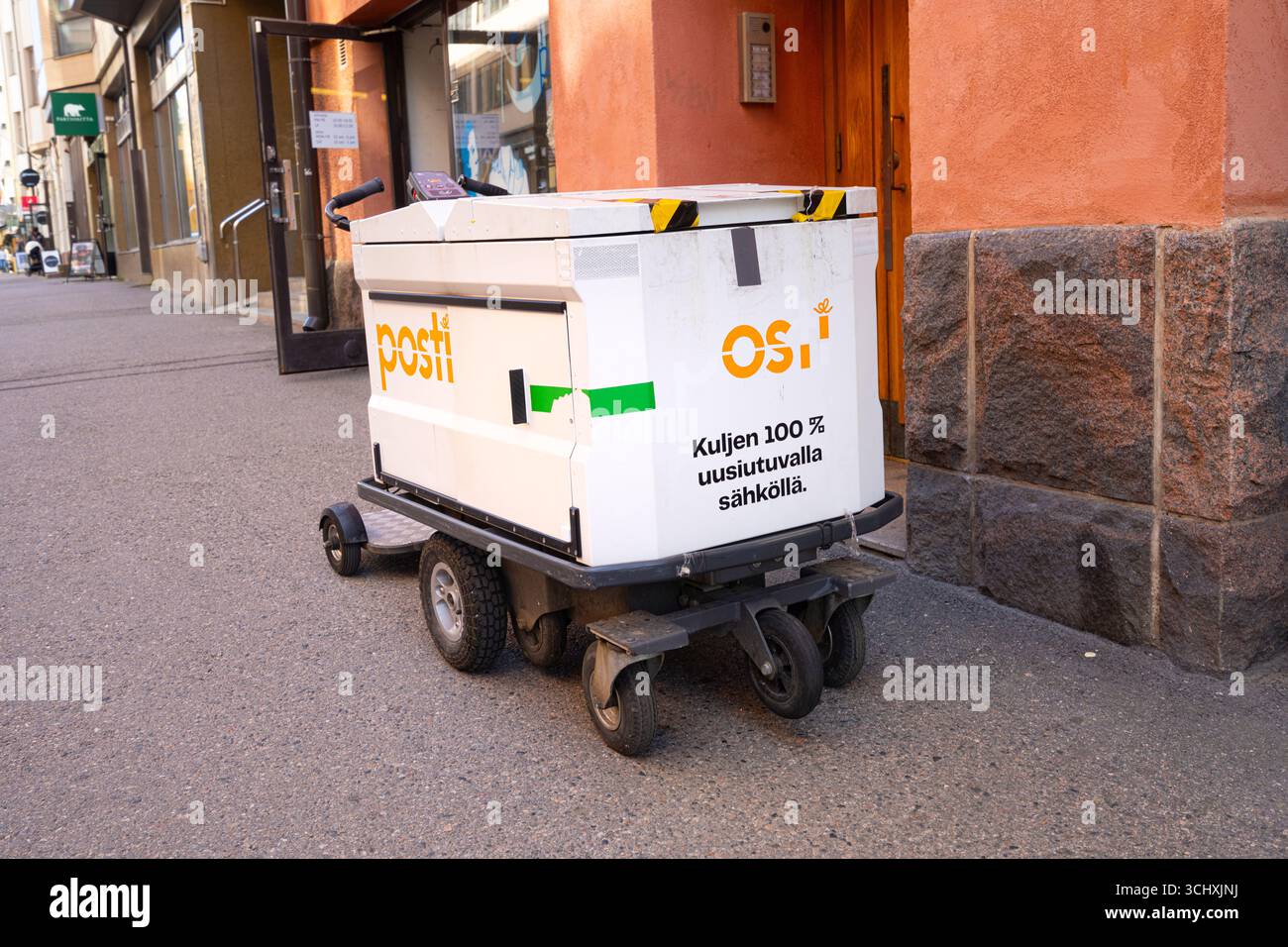 Helsinki, Finlande. Août 27 2025. Petit véhicule postal finlandais sur le trottoir du centre-ville Banque D'Images
