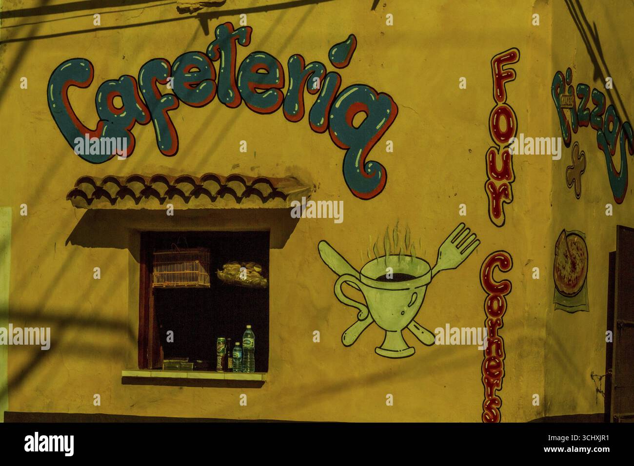 Scène de rue à Trinidad avec publicité de café, Trinidad, Cuba, Sancti Spiritus, Cuba Banque D'Images